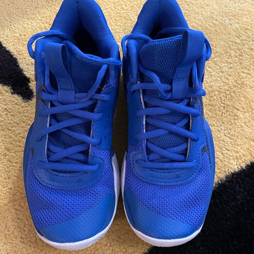 Like new boys UA basketball shoes 3.5